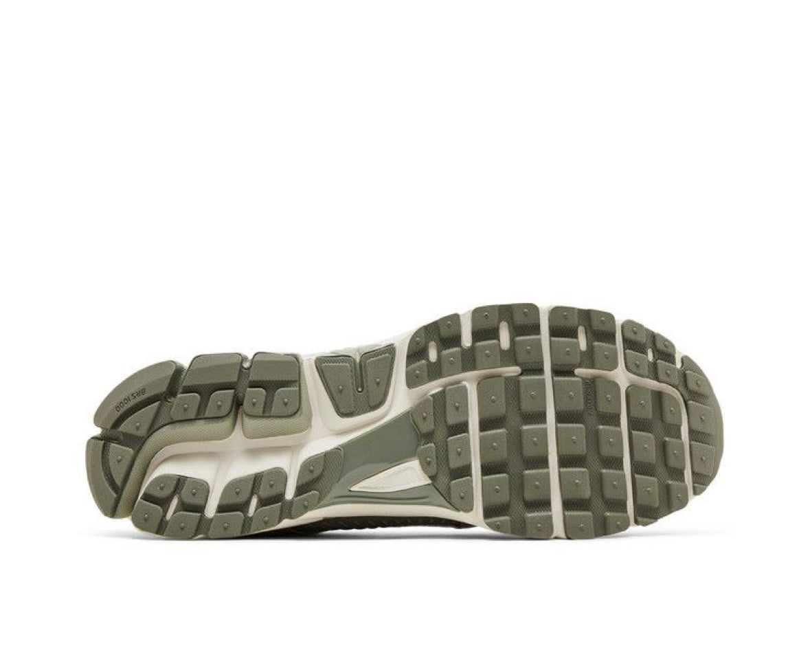 NIKE AIR ZOOM VOMERO 5 ‘DARK STUCCO’