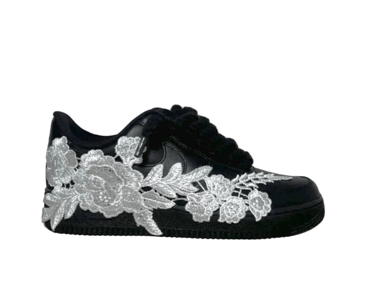 NIKE AIR FORCE 1 ‘07 ‘TRIPLE BLACK’ ‘WHITE ROSE ROPE LACES’