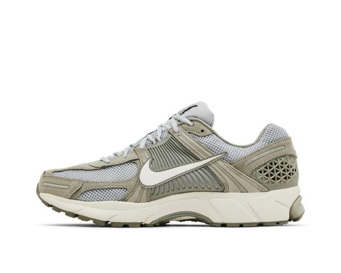NIKE AIR ZOOM VOMERO 5 ‘DARK STUCCO’