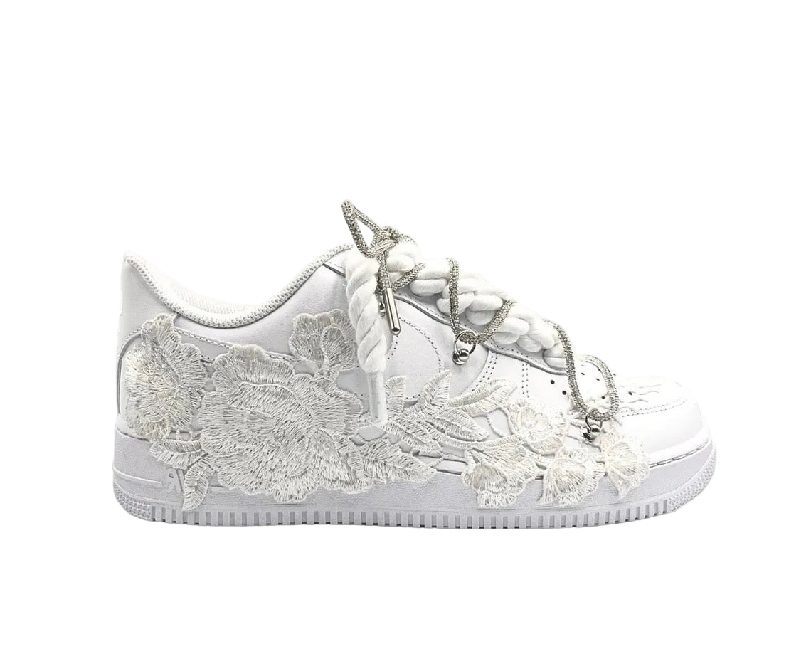 NIKE AIR FORCE 1 ‘07 ‘TRIPLE WHITE’ ‘DIAMOND WHITE ROSE ROPE LACES’