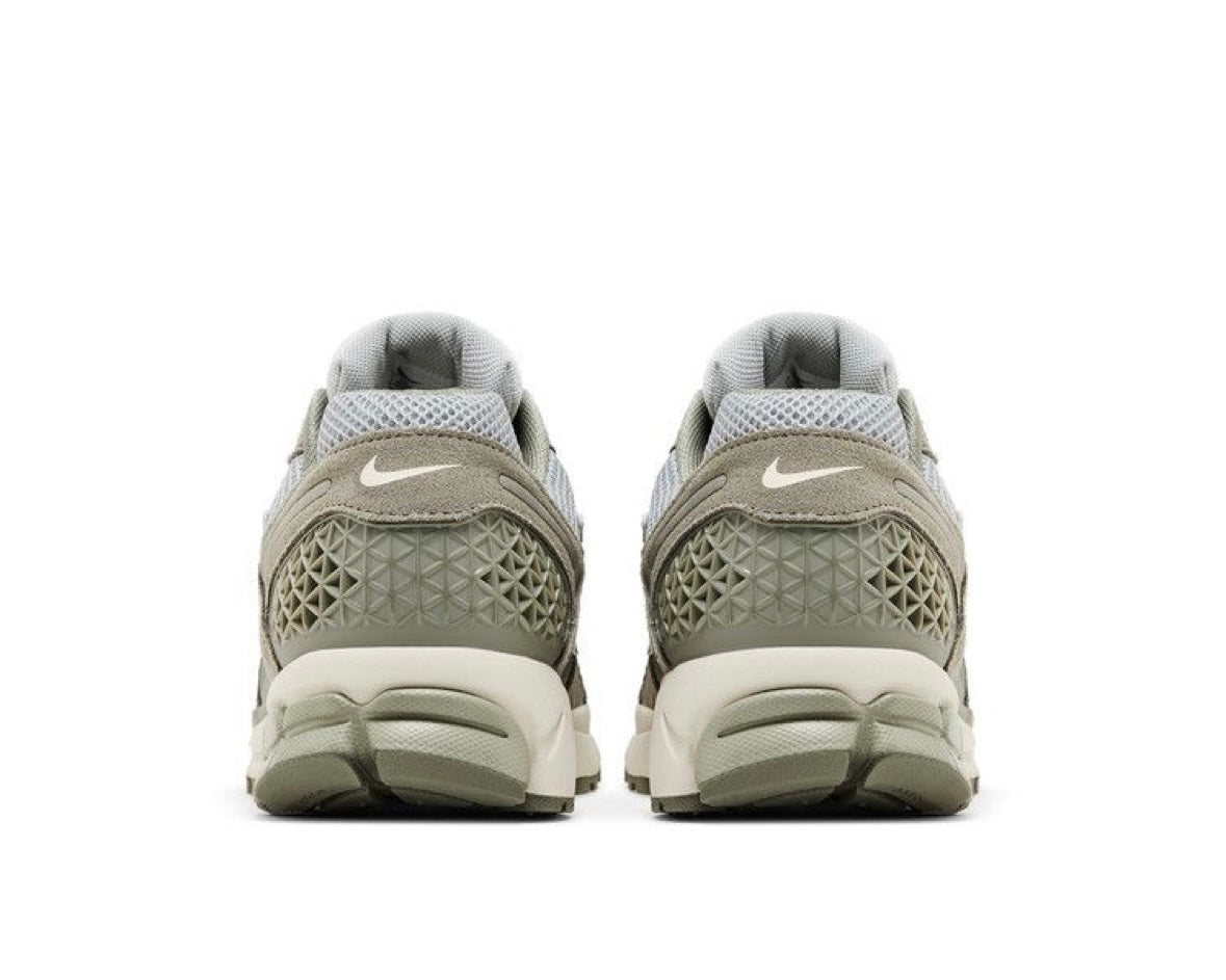 NIKE AIR ZOOM VOMERO 5 ‘DARK STUCCO’