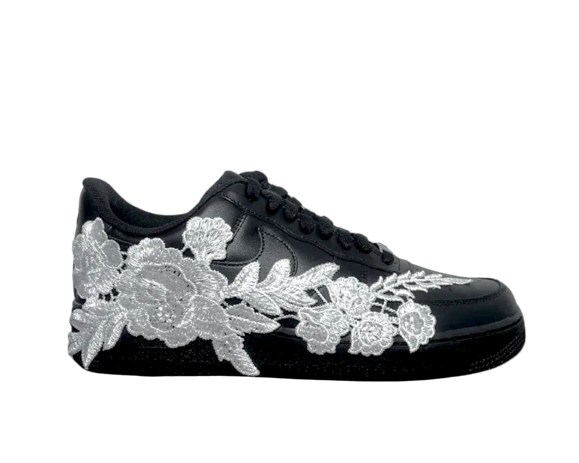 NIKE AIR FORCE 1 ‘07 ‘TRIPLE BLACK ‘’WHITE ROSE’
