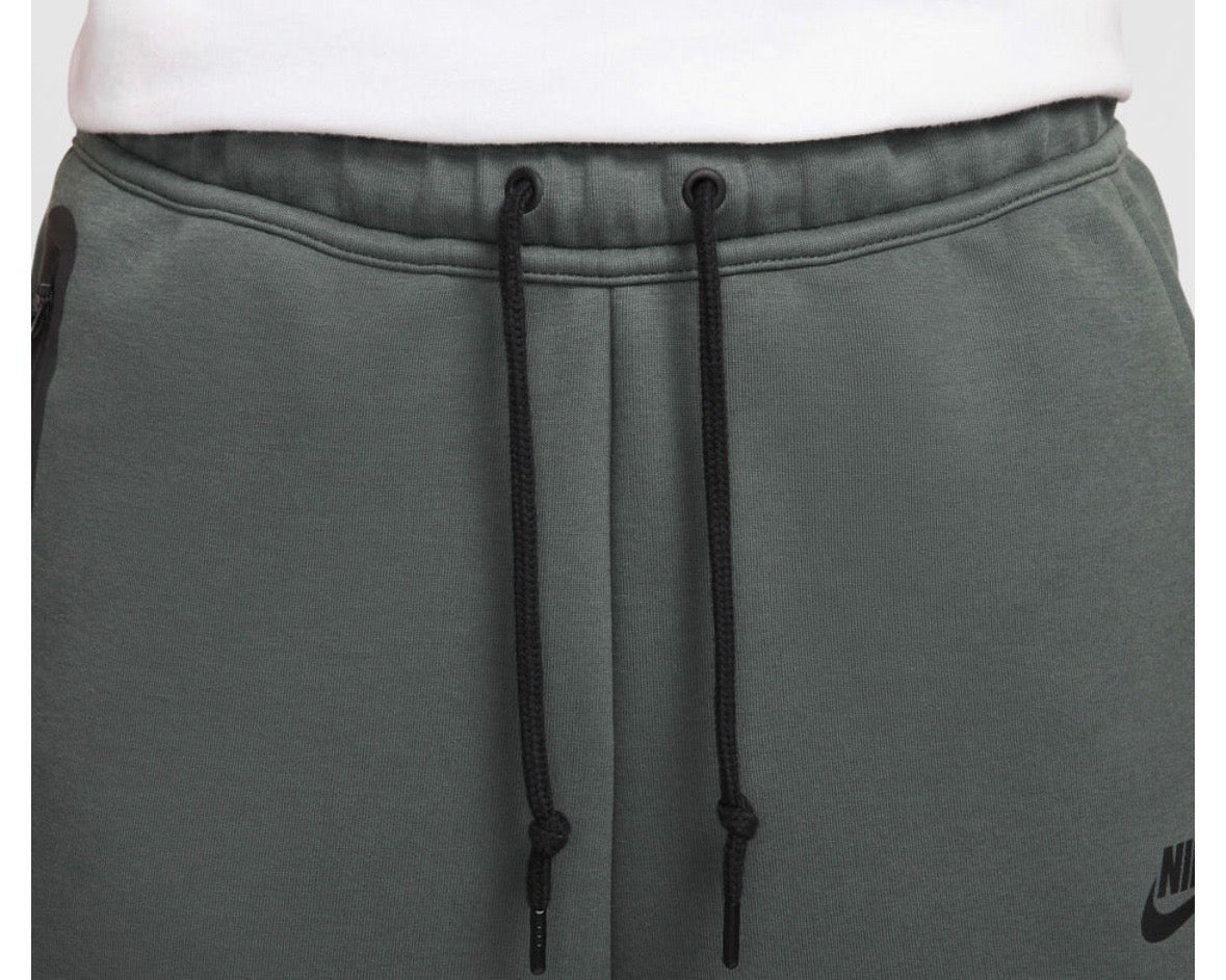 NIKE SPORTSWEAR TECH FLEECE SHORTS ‘VINTAGE GREEN’