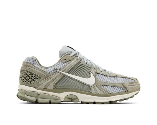 NIKE AIR ZOOM VOMERO 5 ‘DARK STUCCO’