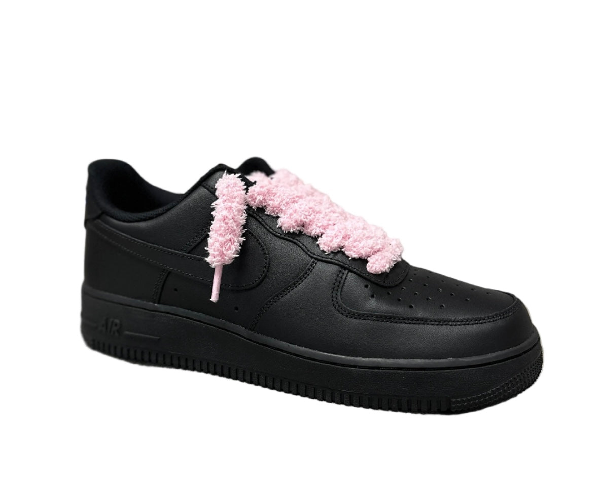 NIKE AIR FORCE 1 ‘07 ‘TRIPLE BLACK FLUFFY LACES PINK’
