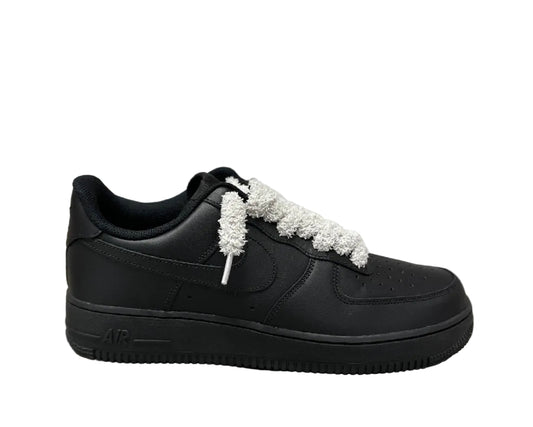 NIKE AIR FORCE 1 ‘07 ‘TRIPLE BLACK FLUFFY LACES SILVER’