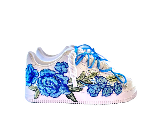 NIKE AIR FORCE 1 ‘07 ‘TRIPLE WHITE’ ‘BLUE ROSE ROPE DOUBLE LACES’