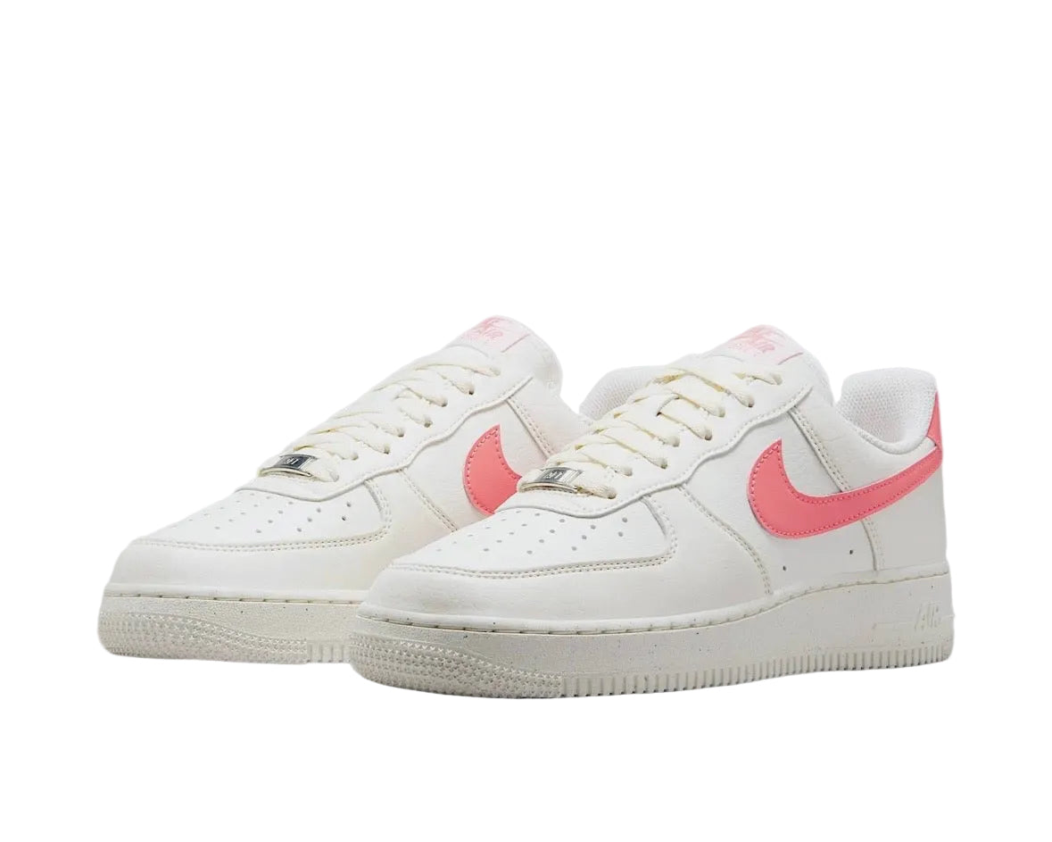 NIKE AIR FORCE 1 ‘07 SE NEXT NATURE ‘SAIL HOT LAVA’