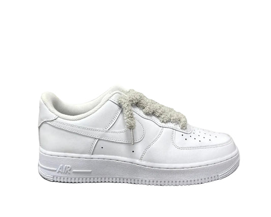 NIKE AIR FORCE 1 ‘07 ‘TRIPLE WHITE FLUFFY LACES SILVER’