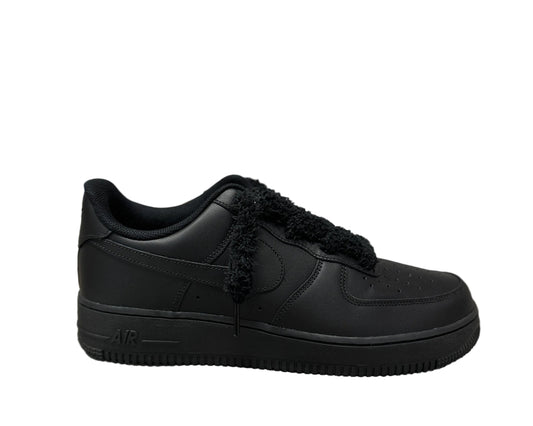 NIKE AIR FORCE 1 ‘TRIPLE BLACK FLUFFY LACES BLACK’